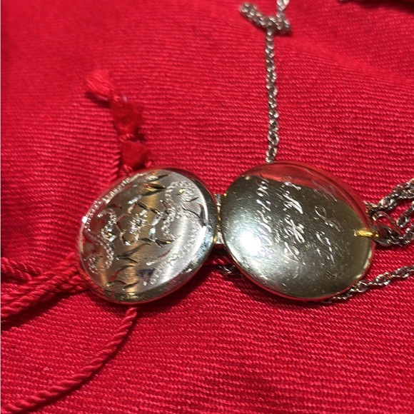 Elegant 14k gf ( gold filled/ gold plate)Locket Necklace and chain - Picture 4 of 4